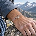 Die Kraft der Farben – Die Berge rufen – Armband mit Bergmotiv an einer hellgrauen Schnur