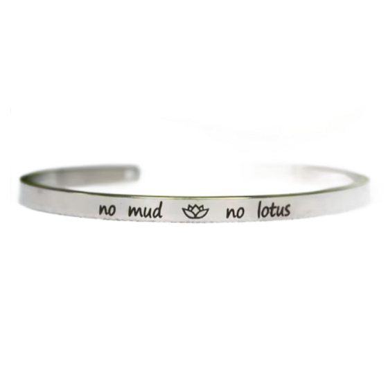 Edelstahlarmband silber mit Gravur Ohne Schlamm blüht kein Lotus, offene Manschette, 4 mm