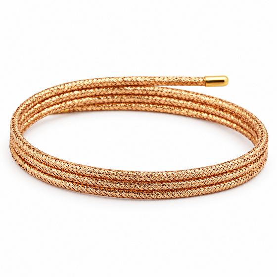 „Gönnen Sie sich eine kleine Berührung von Gold. Jeder Tag kann seinen eigenen Glanz haben.“  Manchmal genügt ein einziges Detail, damit ein ganzes Outfit neuen Charme erhält. Das goldene magnetische Armband Variace aus der Kollektion Kraft der Farben besticht durch seinen warmen Farbton, die feine Struktur der Kordel und die Möglichkeit, sein Aussehen je nach Stimmung zu verändern. Wickeln Sie es um Ihr Handgelenk und lassen Sie die einzelnen Reihen ordentlich nebeneinander liegen, kreuzen Sie sie leicht oder schaffen Sie eine lockerere Anordnung. Ein Schmuckstück gibt Ihnen Raum für Ihre eigenen Variationen. Allein wirkt es zart und elegant. In Kombination mit Mineralarmbändern verleiht es Ihrem Ensemble einen hellen, festlicheren Akzent. Es kommt neben Weiß, Creme, Braun und Schwarz wunderschön zur Geltung.  Der Zauber liegt in der Kordel selbst  Es geht nicht nur um den Magnetverschluss. Die magnetischen Teile der Kordel haften beim Umwickeln aneinander, sodass Sie keinen kleinen Karabiner schließen oder nach einer Öse suchen müssen. Sie wickeln die Kordel einfach um Ihr Handgelenk, legen ihre Teile aneinander und stimmen die Position der Enden ab. Größe und Anordnung der Reihen können Sie in dem Rahmen anpassen, den die Gesamtlänge von 51 cm erlaubt. Die Anzahl der Wicklungen hängt vom Umfang Ihres Handgelenks ab.  Gold – die Farbe des Lichts und besonderer Augenblicke  Der goldene Farbton erinnert an Sonnenlicht, Wärme und Momente, die es wert sind, bewahrt zu werden. In der Kollektion Kraft der Farben können Sie ihn als persönliches Symbol für Freude, Fülle und das Bewusstsein des eigenen Wertes annehmen. Tragen Sie ihn als kleine Erinnerung daran, dass Sie sich auch an einem gewöhnlichen Tag etwas Schönes gönnen dürfen. Oder schenken Sie ihn einem Menschen, dem Sie sagen möchten: „Du bist mir kostbar.“  Ein Schmuckstück, mehrere Möglichkeiten  Am Handgelenk gestalten Sie ein mehrreihiges Armband ganz nach Ihrem Geschmack. Die Länge der Kordel bietet auch die Möglichkeit, sie als kurze Halskette auszuprobieren — sofern der Halsumfang ein angenehmes Tragen und eine ausreichende Überlappung der magnetischen Teile erlaubt. Verändern Sie sein Aussehen je nach Kleidung und Anlass. Einmal ein dezentes Accessoire, das andere Mal ein markanterer Bestandteil Ihrer Lieblingskombination.  Warum Sie es lieben werden Variables Aussehen: Die einzelnen Reihen ordnen Sie ganz nach Ihren Vorstellungen an. Einfaches Anlegen: ohne klassischen Verschluss und kleine Ösen. Anpassbarer Umfang: durch Umwickeln und Überlappen der Kordel. Feine Ausführung: Die etwa 2 mm starke Kordel kommt auch in mehreren Reihen schön zur Geltung. Warmer goldener Farbton: für alltägliche Eleganz und festlichere Momente. Leicht kombinierbar: mit Uhren, Mineralarmbändern und weiteren Accessoires. Für wen es geeignet ist  Für Liebhaber warmer Farbtöne, zarten Schmucks und Accessoires, die sich dem eigenen Stil anpassen lassen. Es eignet sich für Frauen und Männer, die gerne goldene Töne tragen.  Es erfreut auch als Geschenk — der Beschenkte entscheidet selbst, wie er es tragen und welche persönliche Bedeutung er ihm geben möchte.  So legen Sie das Armband an Wickeln Sie die Kordel so um Ihr Handgelenk, dass sie bequem sitzt. Legen Sie die magnetischen Teile aneinander und lassen Sie sie haften. Richten Sie die einzelnen Reihen und die Position der Enden aus. Prüfen Sie vor dem Tragen, dass die Überlappung gut hält.  Beim Abnehmen die Teile vorsichtig voneinander lösen, ohne ruckartig an den Endstücken zu ziehen.  Material und Maße Farbe der Kordel: goldener Farbton. Gesamtlänge: 51 cm. Stärke der Kordel: ca. 2 mm. Ausführung: magnetische Kordel mit textilem Oberflächenfinish. Endstücke: Metall, in goldener Farbe. Größe beim Tragen: anpassbar je nach Wicklung und Überlappung. Lieferumfang: 1 Stück.  Die Bezeichnung „golden“ beschreibt die Farbgestaltung, nicht die Herstellung aus Edelmetall.  Pflege des Armbands  Legen Sie es als Letztes an und nehmen Sie es als Erstes ab. Schützen Sie die Kordel und die Endstücke vor Parfüm, Kosmetik, Reinigungsmitteln und langem Einweichen. Legen Sie das Armband vor dem Baden, Sport und Schlafen ab. Reinigen Sie es mit einem weichen trockenen oder leicht angefeuchteten Tuch und lassen Sie es frei an der Luft trocknen, außerhalb direkter Sonneneinstrahlung. Trennen Sie die magnetischen Teile schonend voneinander.  Der Magnetismus dient dem Haften und der Anordnung der Kordel. Das Armband ist ein Modeaccessoire, kein Heilmittel.  Kraft der Farben – Ihr Stil, Ihre Variationen.