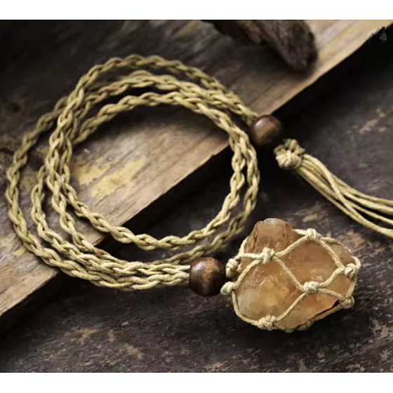 Citrínový náhrdelník v boho stylu – surový kámen hojnosti v ručně pletené síťce