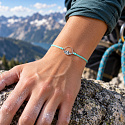 Die Kraft der Farben – Die Berge rufen – Armband mit Bergmotiv an mintfarbener Kordel