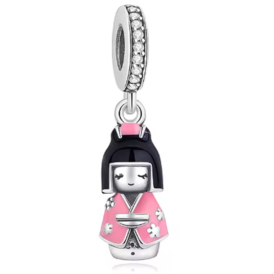 Charm Japonsko - panenka v růžovém kimonu, přívěsek na náramek cestování
