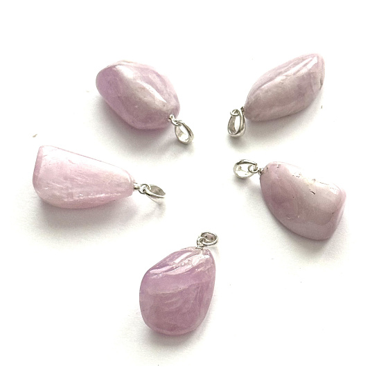 Kunzit Trommel-Anhänger Naturstein ca. 2,6 cm, Emotionen, Liebe, Energie, Kreativität