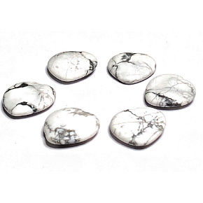 Magnesit / Howlit weiß Hmatka, Heilstein in Form eines Herzens Naturstein 3 cm 1 Stück, Reinigungsstein